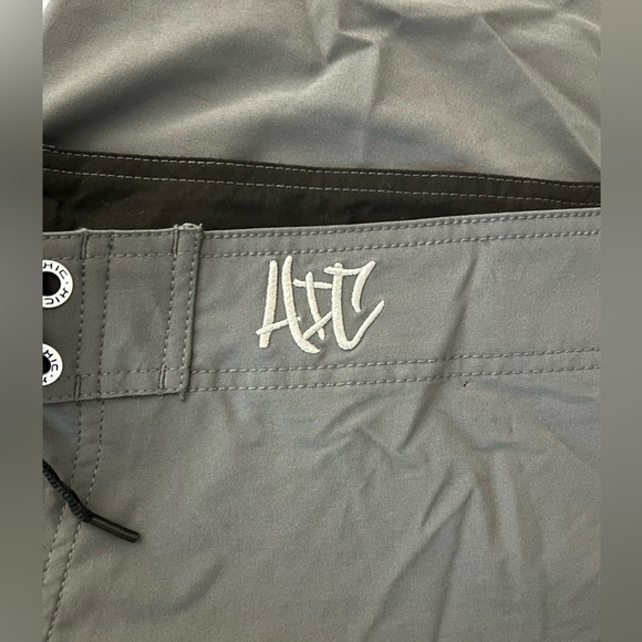 Men’s Hawaiian Island Creations Gray Board Shorts Size 54 NWT - Picture 3 of 7